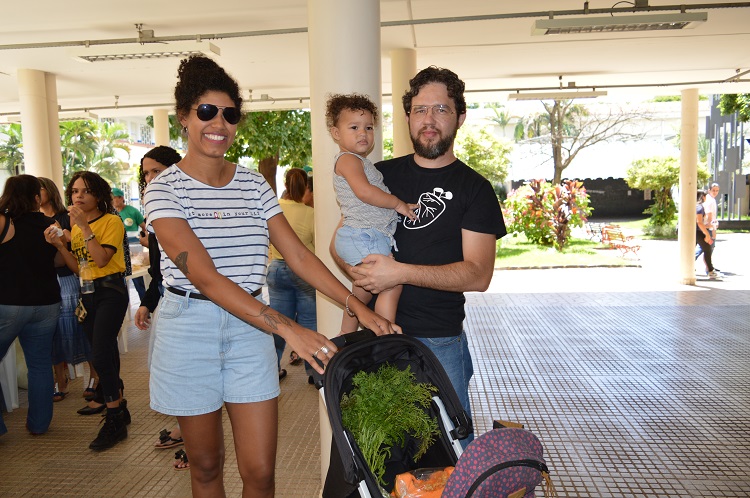 O servidor Ricardo, acompanhado de sua família, apoiou a iniciativa da feira agroecológica